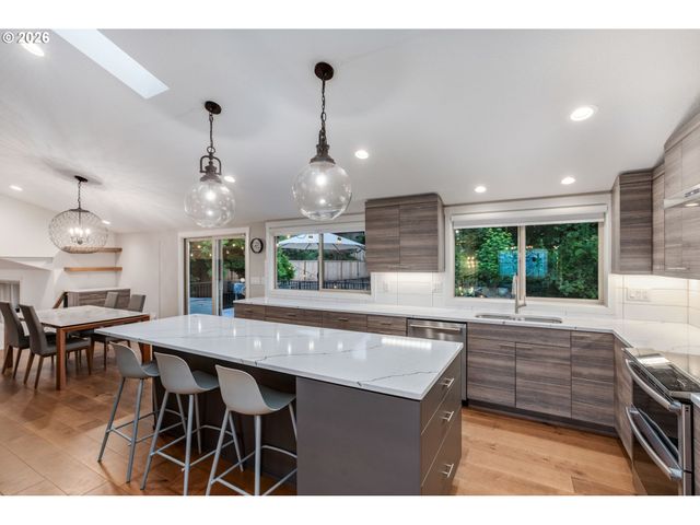 860 SKYLAND Dr, Lake Oswego, OR 97034