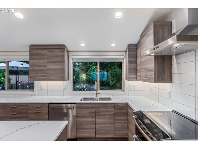 860 SKYLAND Dr, Lake Oswego, OR 97034