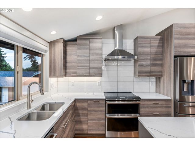 860 SKYLAND Dr, Lake Oswego, OR 97034