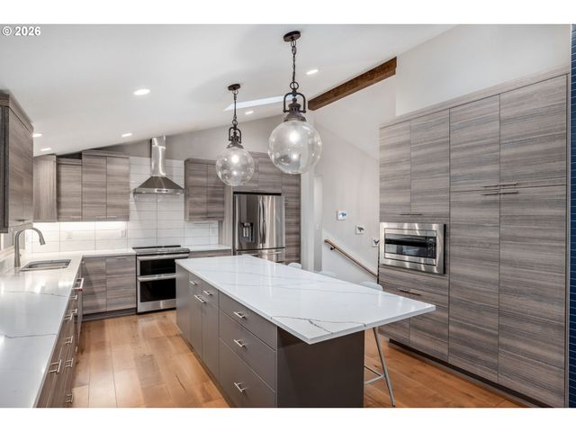 860 SKYLAND Dr, Lake Oswego, OR 97034