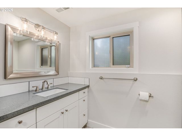 860 SKYLAND Dr, Lake Oswego, OR 97034