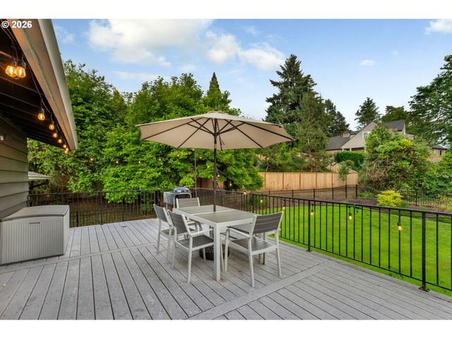 860 SKYLAND Dr, Lake Oswego, OR 97034