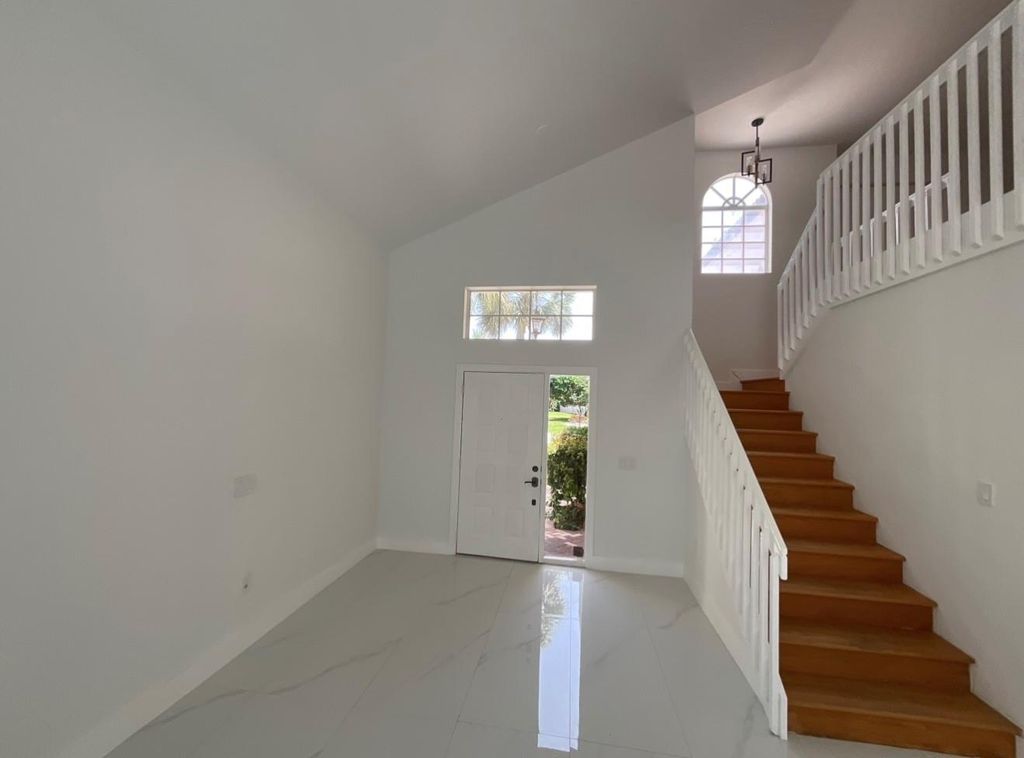 Image 4 of property listing at 6805 NW 75th Pl, Parkland, FL 33067