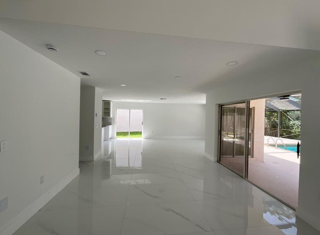 Image 6 of property listing at 6805 NW 75th Pl, Parkland, FL 33067