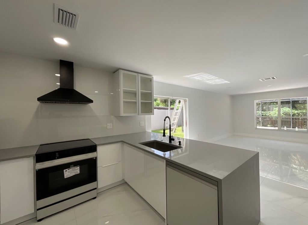 Image 7 of property listing at 6805 NW 75th Pl, Parkland, FL 33067