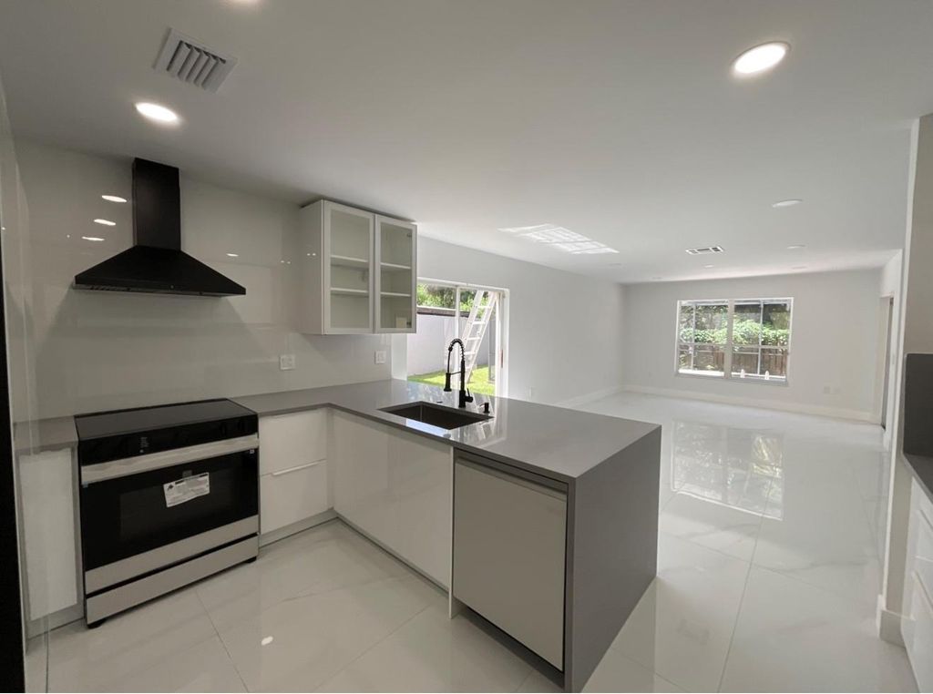 Image 9 of property listing at 6805 NW 75th Pl, Parkland, FL 33067