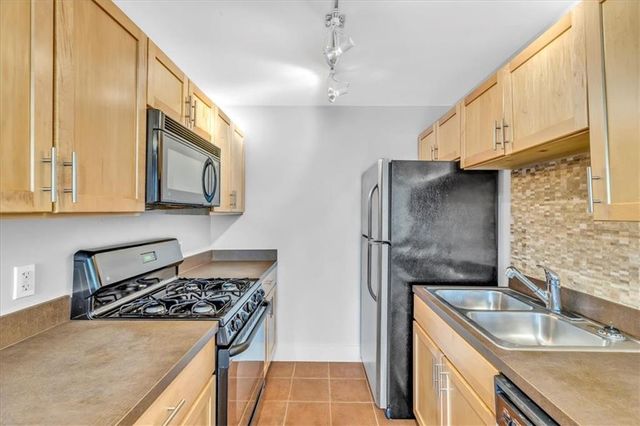 600 E 8th Street 4Q, Kansas City, MO 64106