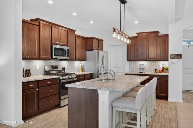 1937 Poloview Pl, Louisville, KY 40245