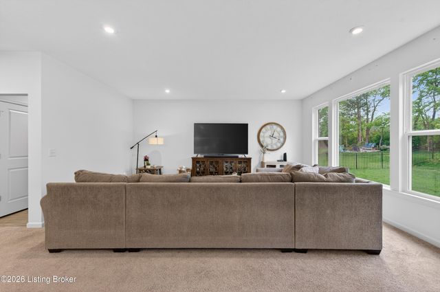 1937 Poloview Pl, Louisville, KY 40245
