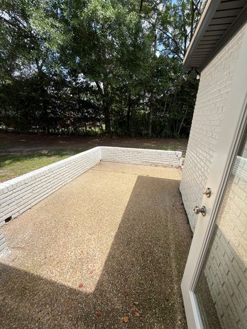 403 Randwick Rd., Dothan, AL 36301