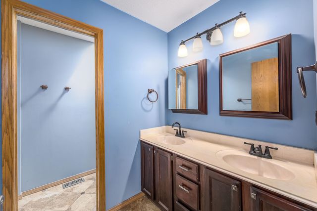 8914 E Cessna St, Wichita, KS 67210
