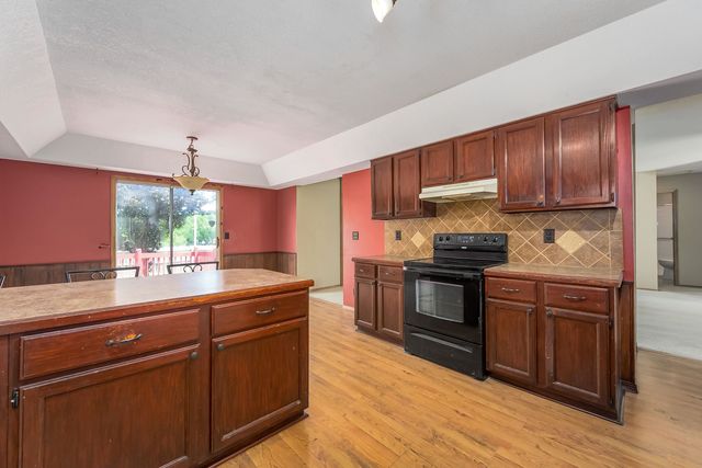 8914 E Cessna St, Wichita, KS 67210