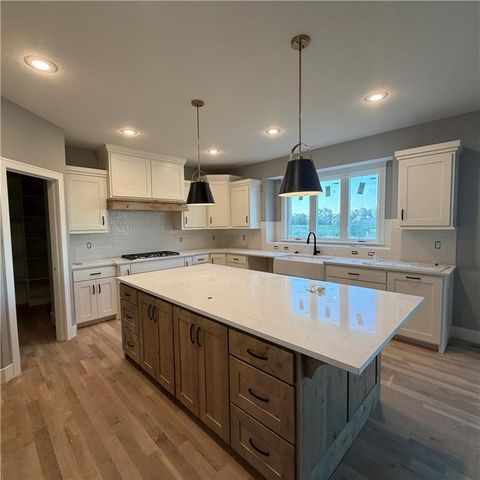 2351 Foxtail Drive, Kearney, MO 64060