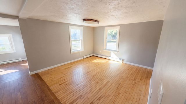 15 Linden St, Oxford, MA 01540