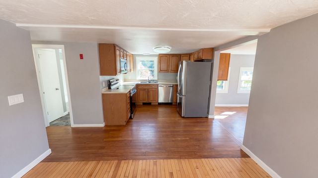 15 Linden St, Oxford, MA 01540