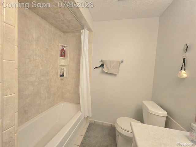 5251 Highland Road 214, Waterford Charter Township, MI 48327