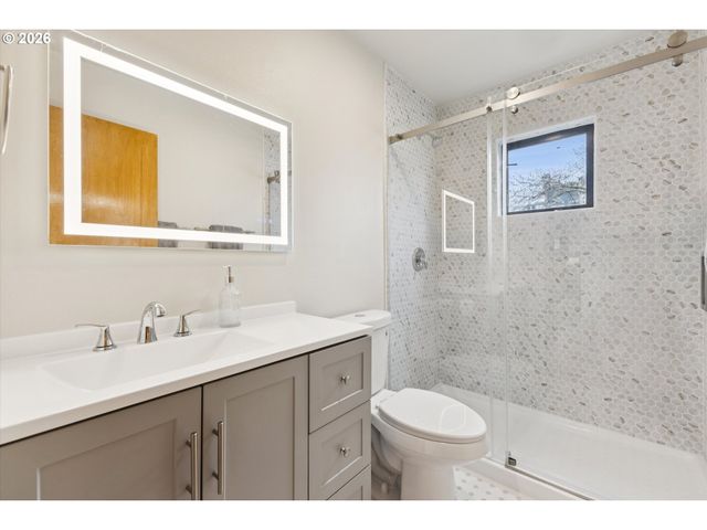 620 Nw NAITO Pkwy B7, Portland, OR 97209