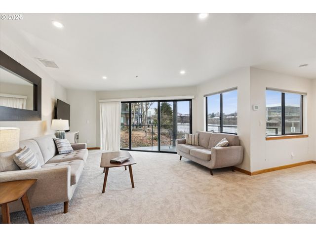 620 Nw NAITO Pkwy B7, Portland, OR 97209