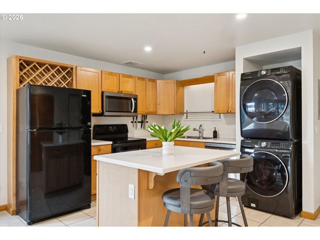 620 Nw NAITO Pkwy B7, Portland, OR 97209