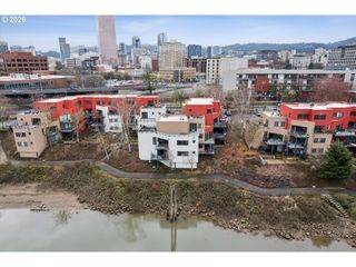 620 Nw NAITO Pkwy B7, Portland, OR 97209