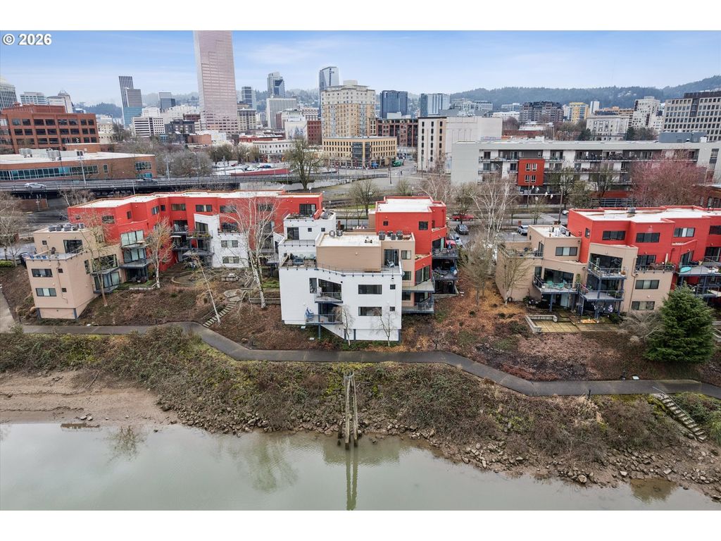 620 Nw NAITO Pkwy B7, Portland, OR 97209