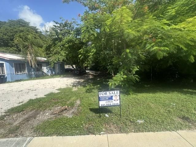 12040 W Dixie Highway, North Miami, FL 33161