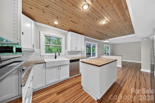 7942 Surreywood Place, Charlotte, NC 28270