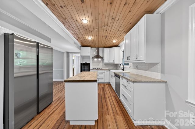 7942 Surreywood Place, Charlotte, NC 28270