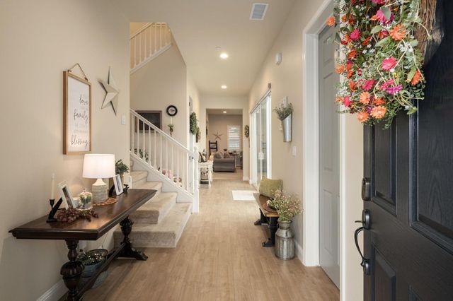 2047 Menlo Avenue, Clovis, CA 93611