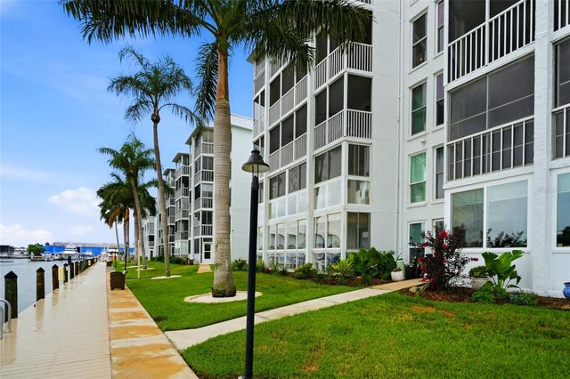 4900 38TH WAY S 404, St Petersburg, FL 33711