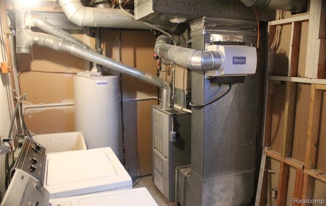 3733 Old Creek Road, Troy, MI 48084