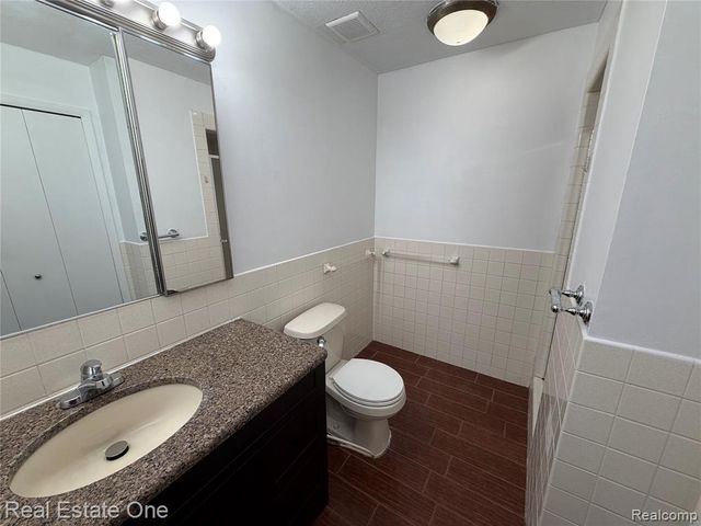 243 E 14 Mile Road, Clawson, MI 48017