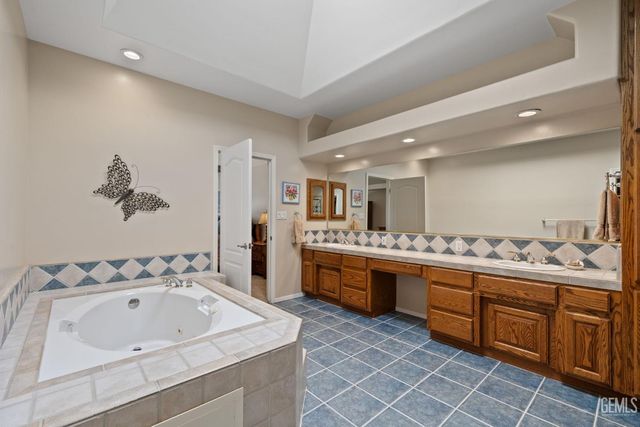 10215 Salisbury Drive, Bakersfield, CA 93311