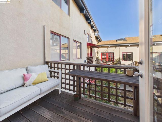 2932 Filbert St 2, Oakland, CA 94608