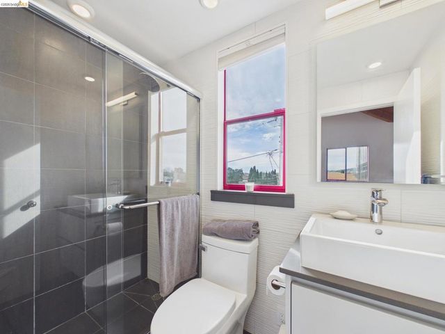 2932 Filbert St 2, Oakland, CA 94608