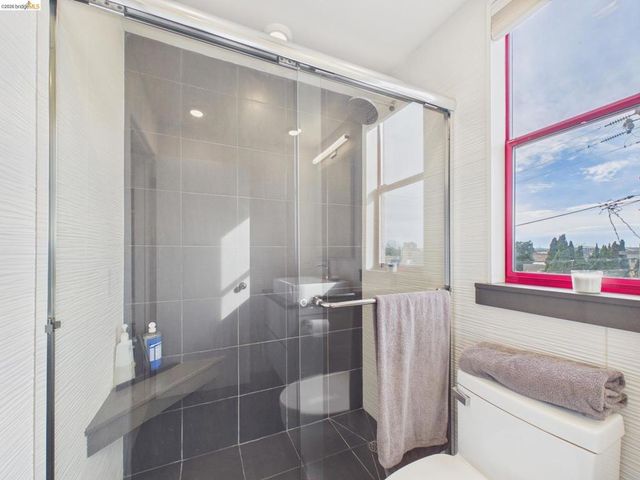 2932 Filbert St 2, Oakland, CA 94608