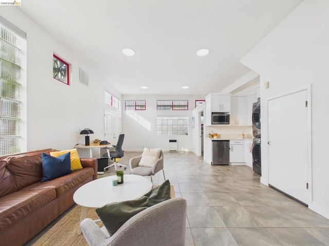 2932 Filbert St 2, Oakland, CA 94608