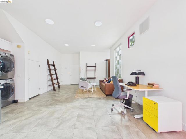 2932 Filbert St 2, Oakland, CA 94608