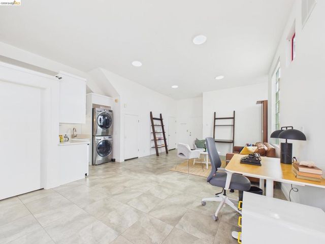 2932 Filbert St 2, Oakland, CA 94608