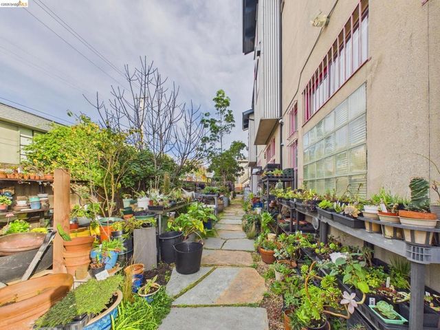 2932 Filbert St 2, Oakland, CA 94608