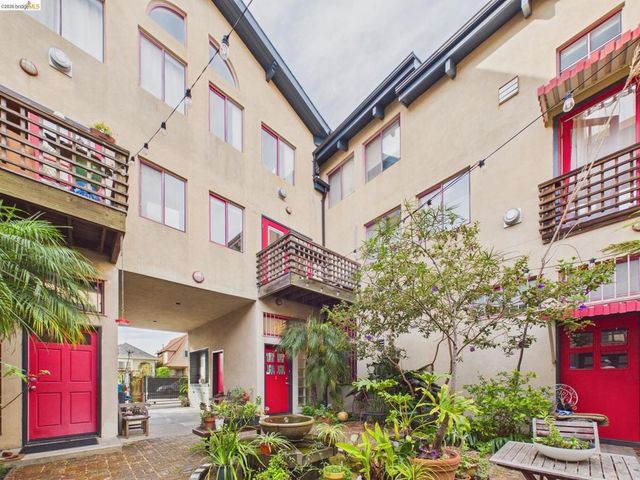 2932 Filbert St 2, Oakland, CA 94608