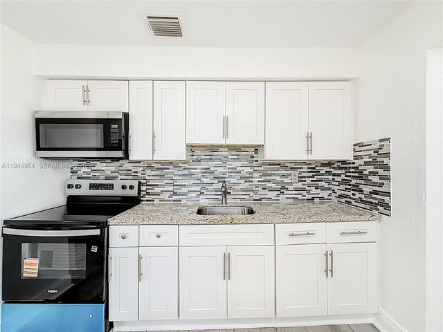 6416 Perry St, Hollywood, FL 33024