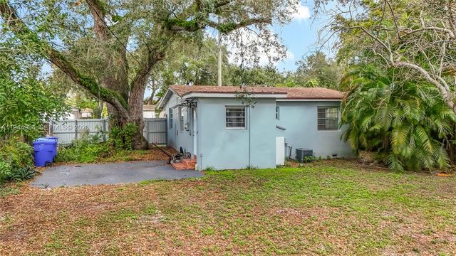 6416 Perry St, Hollywood, FL 33024