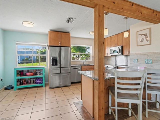 1212 Pineland AVE, Venice, FL 34285