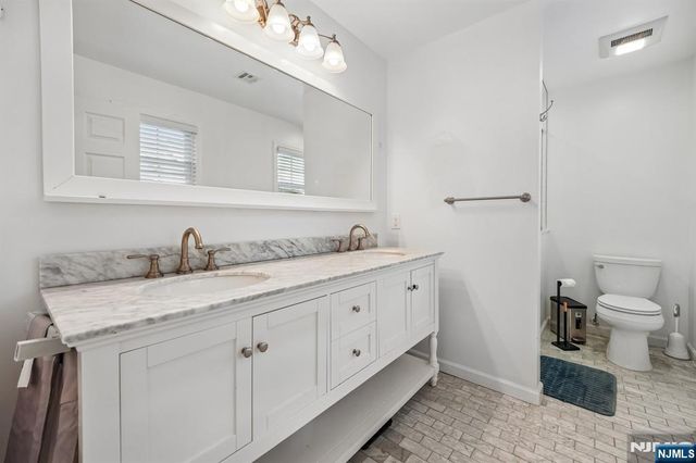73 Forest Place, Rochelle Park, NJ 07662