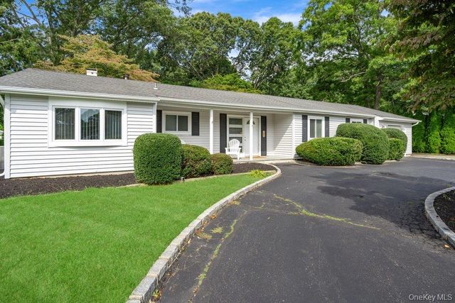 24 Blackfoot Trail, Shoreham, NY 11786