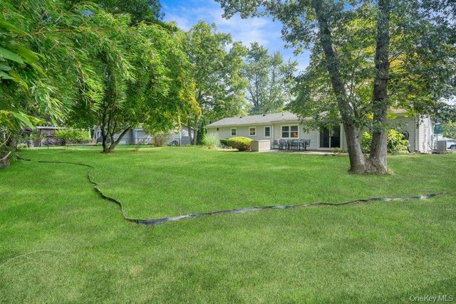 24 Blackfoot Trail, Shoreham, NY 11786