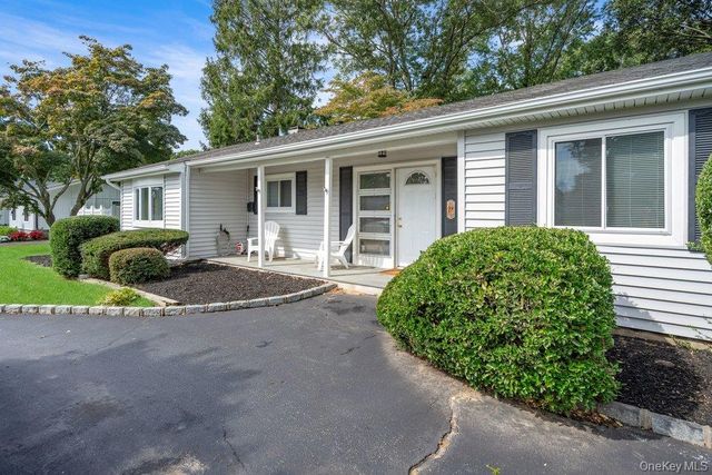 24 Blackfoot Trail, Shoreham, NY 11786