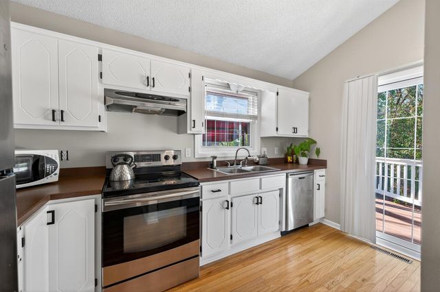 2084 Parkview Lane, Woodbury, MN 55125