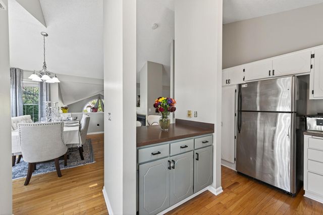 2084 Parkview Lane, Woodbury, MN 55125